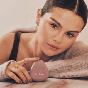 NEW Rare Beauty by Selena Gomez 
Find Comfort Niacinamide Hydrating Hand Cream